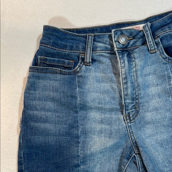 SO Blue Denim Shorts with Distressed Frayed Hem Girls Curvy Midi 5/27 w EUC - Picture 3 of 12